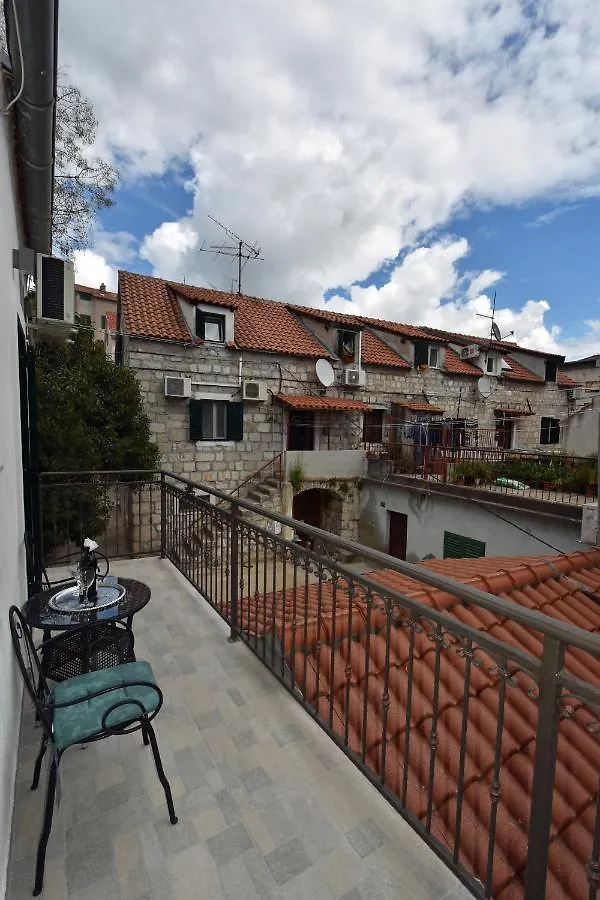 Apartments And Rooms With Wifi Split - 18909 بيت ضيافة
